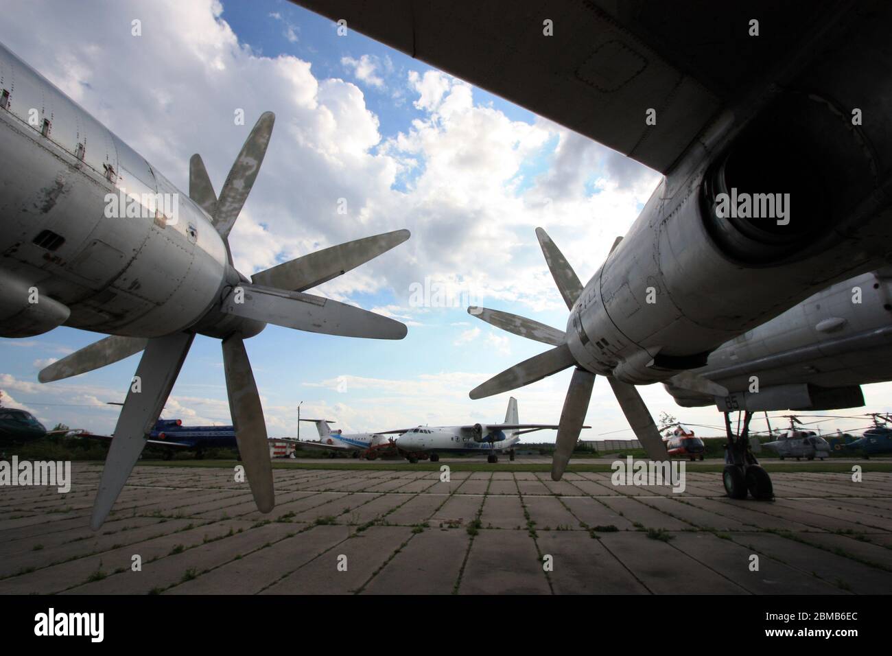 Vista di un motore turboelica NK-12 Kuznetsov con eliche controrotanti montate su un 'Orso' Tupolev Tu-142, Zhulyany Ukraine state Aviation Museum Foto Stock Vista di un motore turboelica NK-12 Kuznetsov con eliche controrotanti montate su un 'Orso' Tupolev Tu-142, Zhulyany Ukraine state Aviation Museum Foto Stock