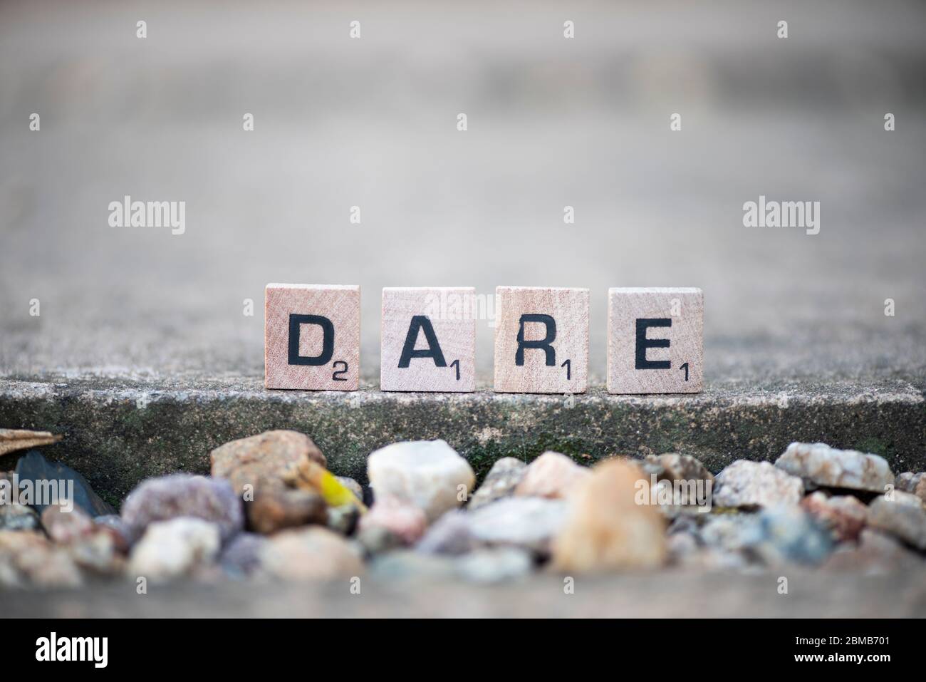 Dare in lettere a blocchi Foto Stock