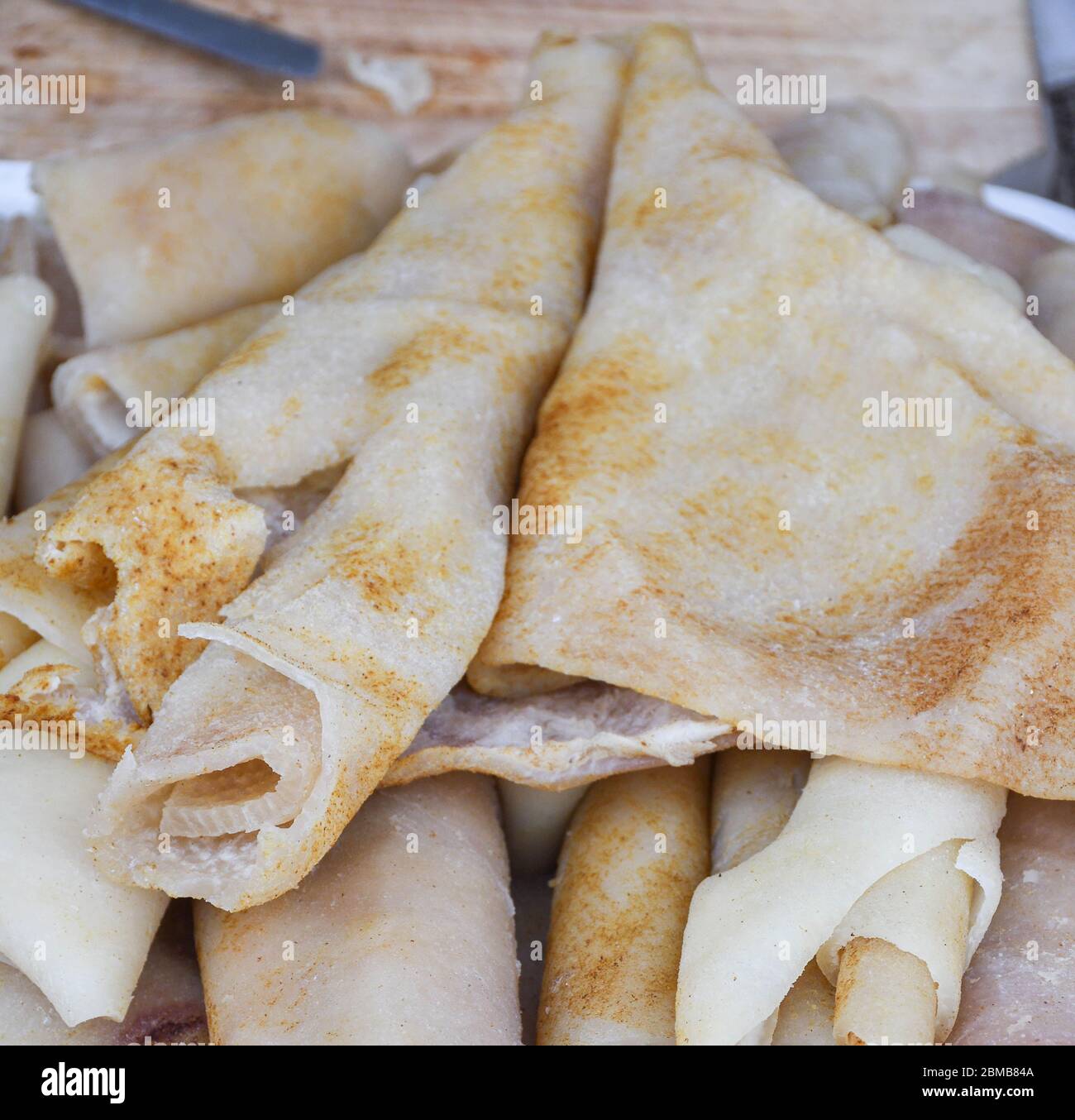 Sorici tradizionali rumeni, pelle di maiale in vendita durante il festival alimentare, pile sul bancone Foto Stock