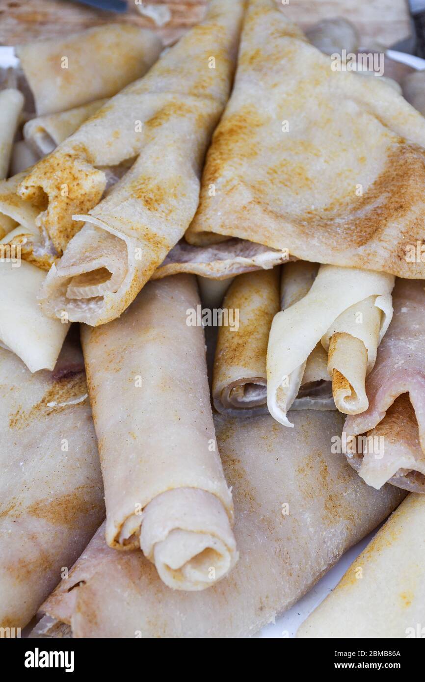 Sorici tradizionali rumeni, pelle di maiale in vendita durante il festival  alimentare, pile sul bancone Foto stock - Alamy