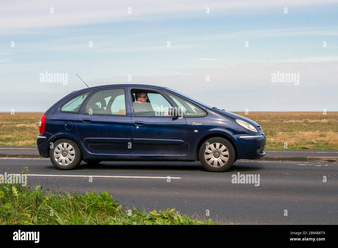 2008 Citroën Xsara Picasso VTX 16V; veicoli veicolari in movimento, veicoli in circolazione su strade britanniche, motori, motori su strada costiera a Southport, Regno Unito Foto Stock