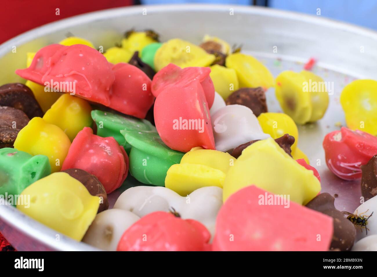 Caramelle di gelatina rivestite di zucchero a forma di frutta o di orsi di  zucchero. Caramelle
