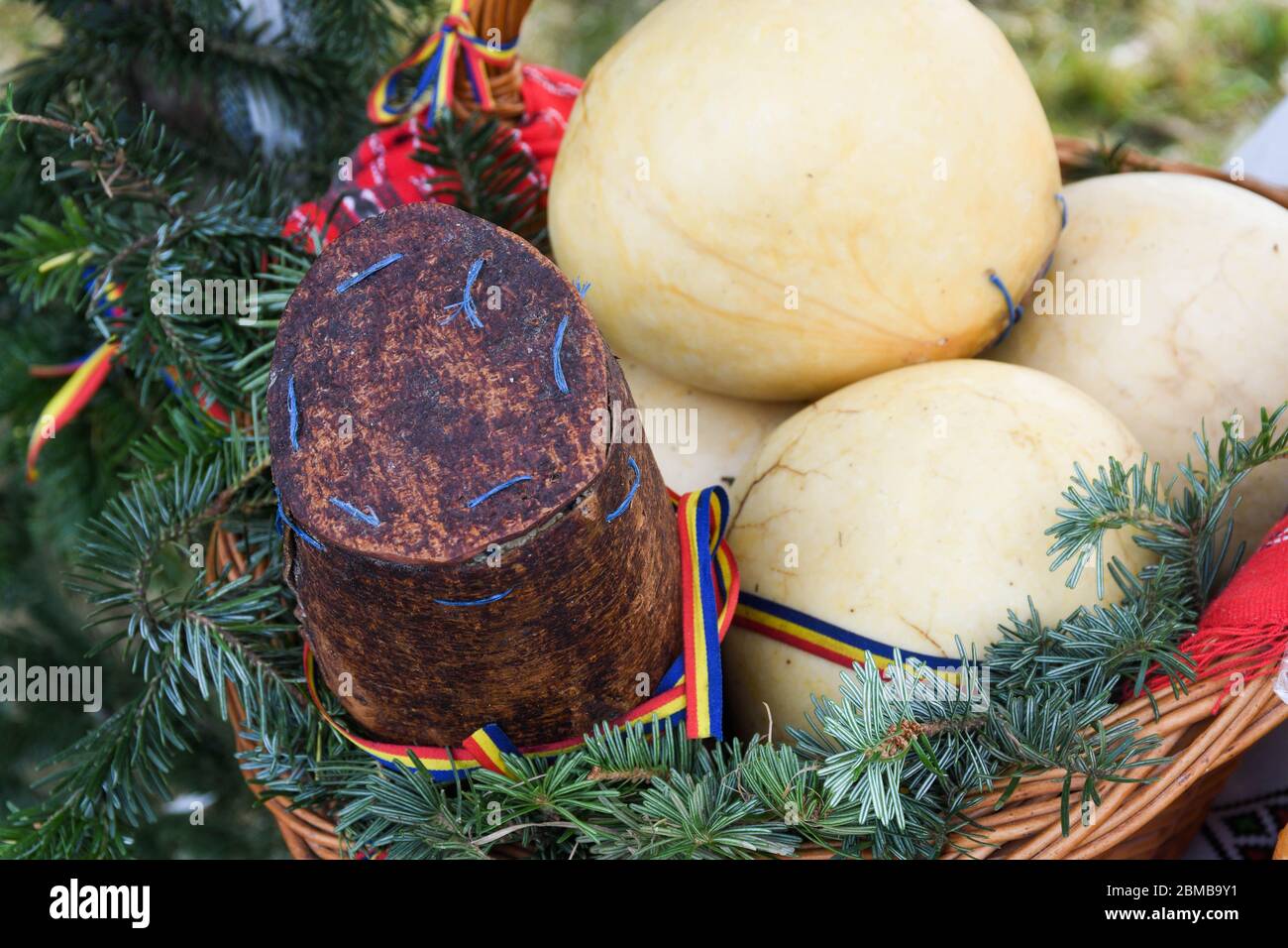 Branza de burduf, formaggio di pecora tradizionale dal sud della Transilvania, formaggio di specialità rumena, palle di formaggio di capra a forma rotonda gialla fatte in casa Foto Stock