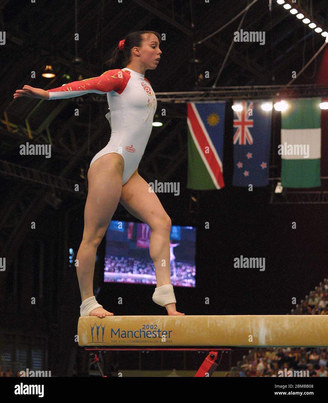 MANCHESTER - LUGLIO 27: Beth Tweddle gareggia nell'evento finale della squadra delle donne di Ginnastica al centro di G-MEX durante i giochi del Commonwealth 2002 a Manch Foto Stock