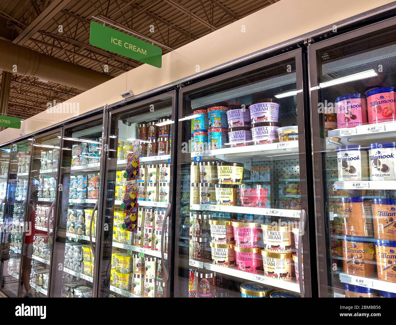 Orlando,FL/USA -5/4/20: La sezione gelato della corsia degli alimenti congelati di un negozio di alimentari Publix dove sono esposti tutti i tipi di prodotti da forno gustosi. Foto Stock