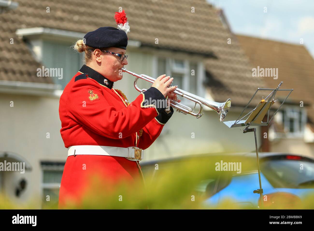 Dudley, Regno Unito. 8 maggio 2020. Il trombettista Sam Chater, 35 anni, della band del Royal Regiment of Fusiliers, Warwickshire, suona The Last Post fuori casa a Dudley, West Midlands, Regno Unito. Credit: Peter Lopeman/Alamy Live News Foto Stock