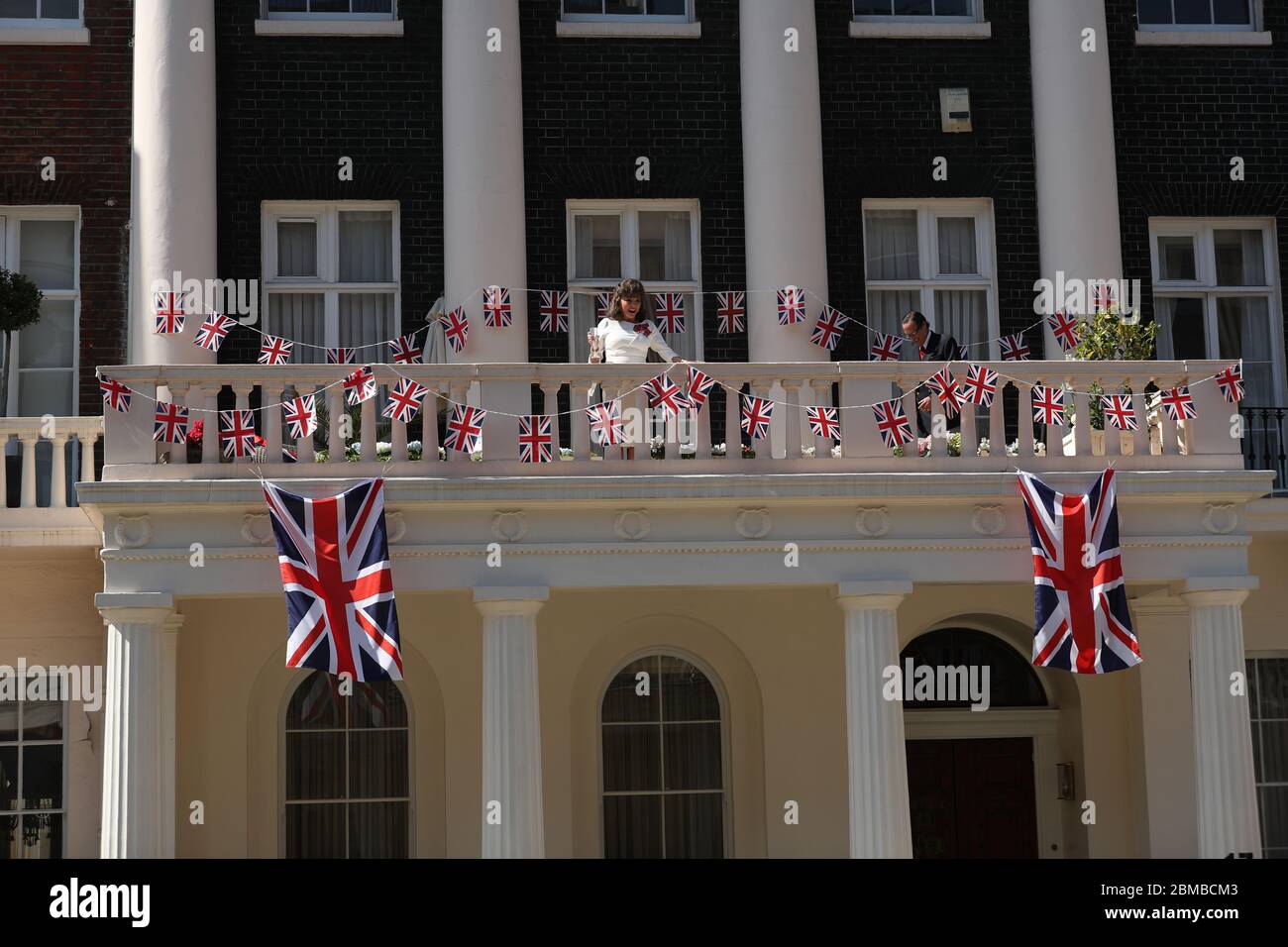 Dame Joan Collins conduce un 'Nation's Toast' per conto delle donne della nazione dal balcone del suo appartamento a Londra. Il brindisi è in memoria di tutti coloro che hanno sacrificato così tanto per il loro paese, nel 75° anniversario della Giornata del Ve. Foto Stock