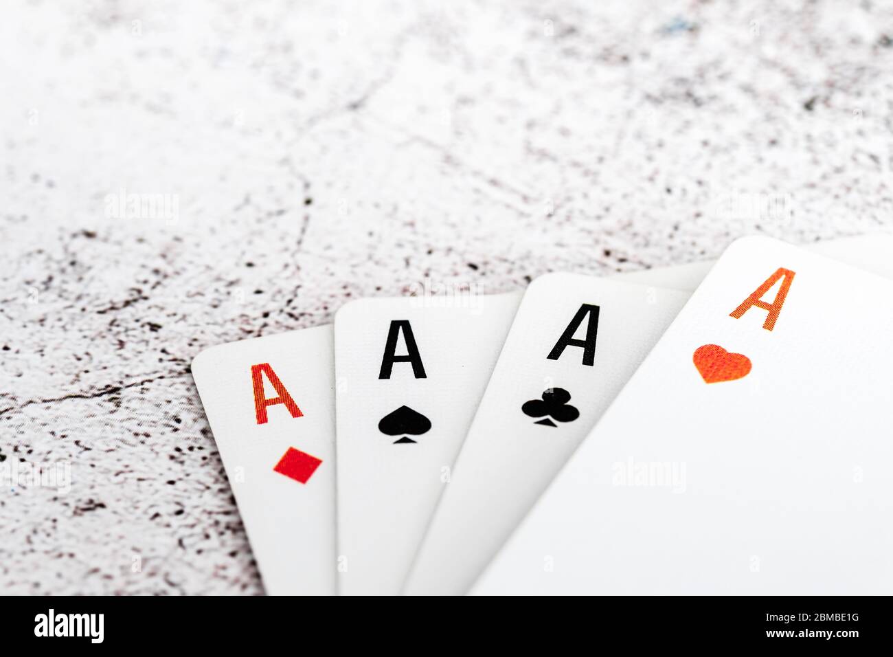 Quattro aces di abiti diversi isolati su sfondo bianco Foto Stock