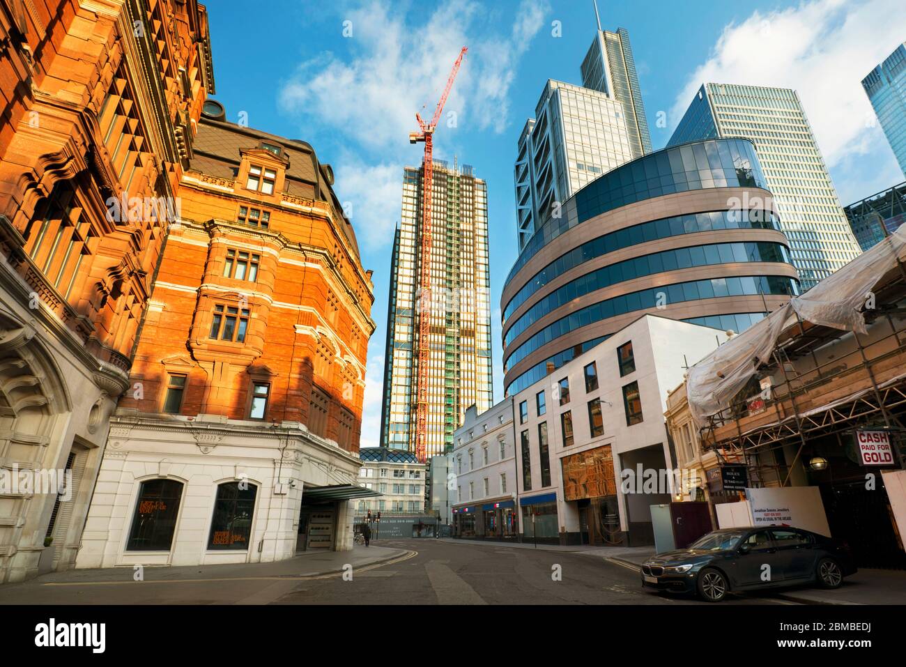 La deserta Liverpool Street durante la pandemia con Hotel Andaz (a sinistra) e uffici in co-lavoro edifici. Giorno 7 del blocco, Londra, 2020 marzo Foto Stock