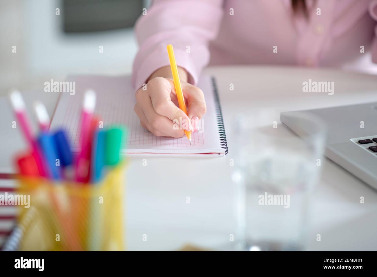 Immagine ravvicinata di una mano womans che scrive qualcosa Foto Stock