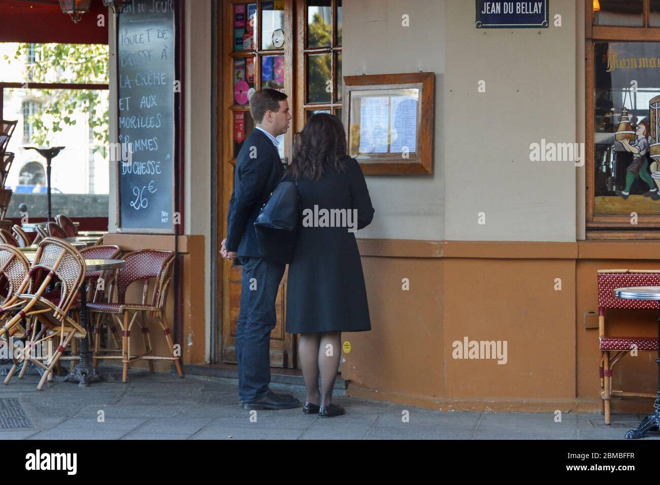 PARIGI, FRANCIA - 16 OTTOBRE 2016: Un paio di uomini e donne che studiano il menu nel famoso caffè parigino gelato Berthillon vicino a Notre Dame de pari Foto Stock