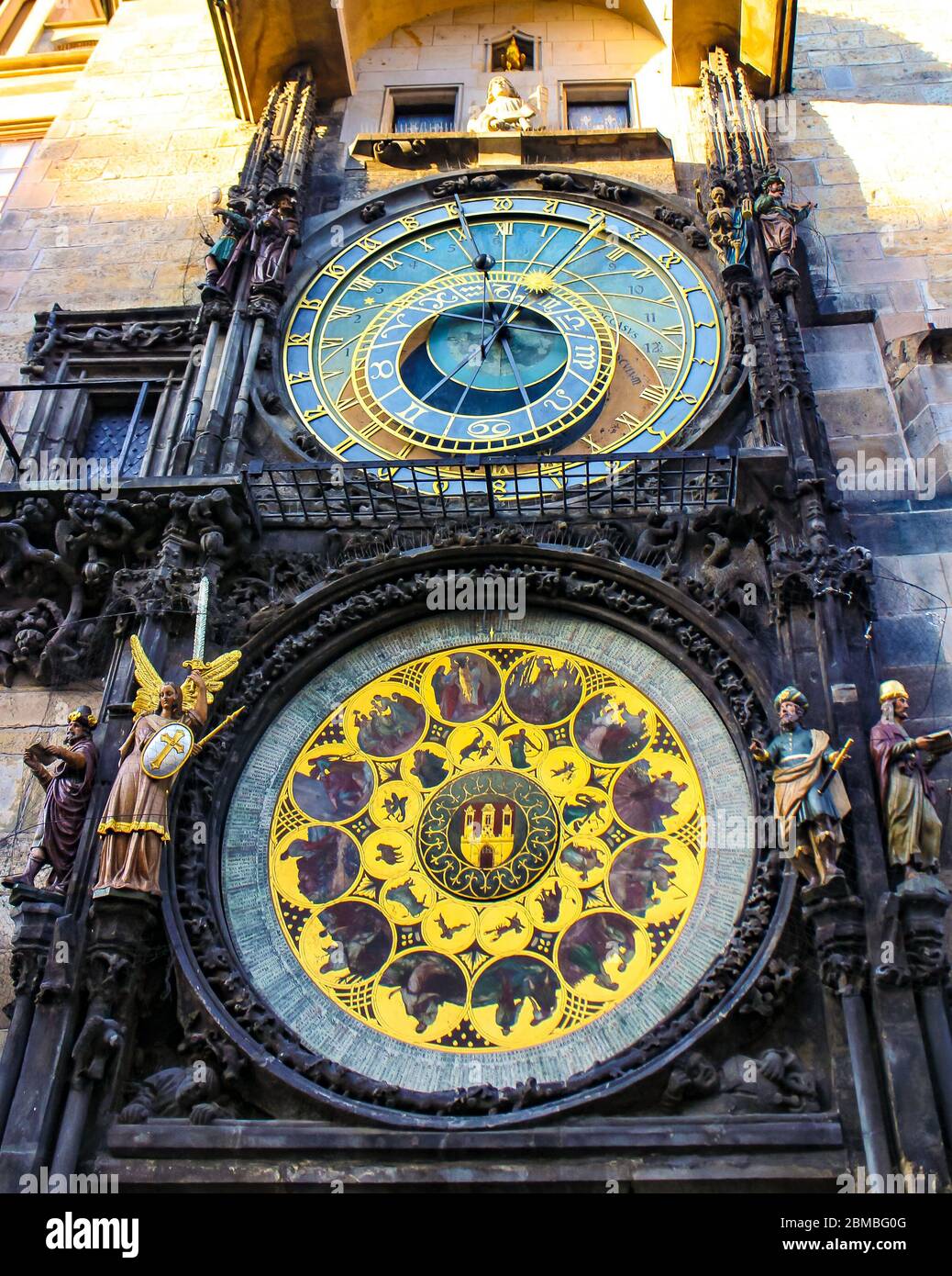 Orologio astronomico del vecchio Municipio sulla Piazza della Città Vecchia di Praga, capitale della Repubblica Ceca. Foto Stock