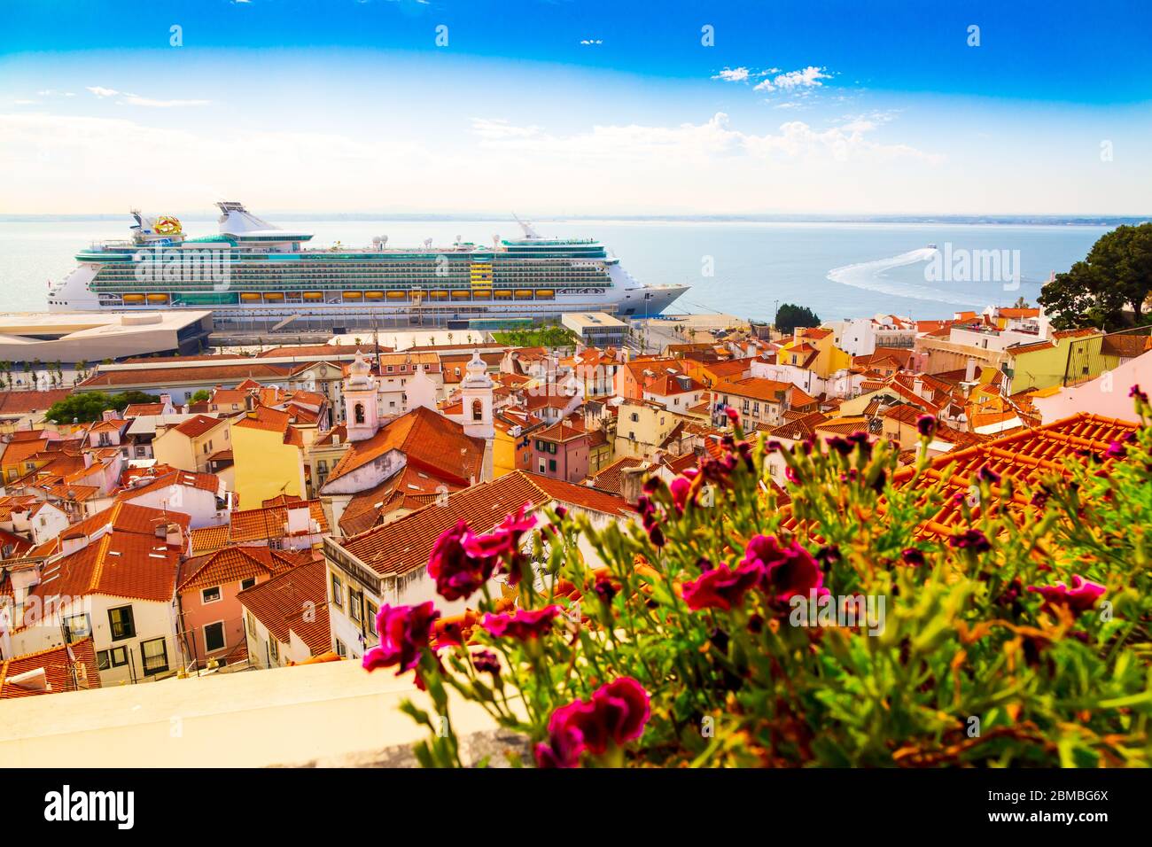 Miradouro de Santa Luzia punto di vista sul quartiere di Alfama e sul fiume Tago a Lisbona, Portogallo Foto Stock