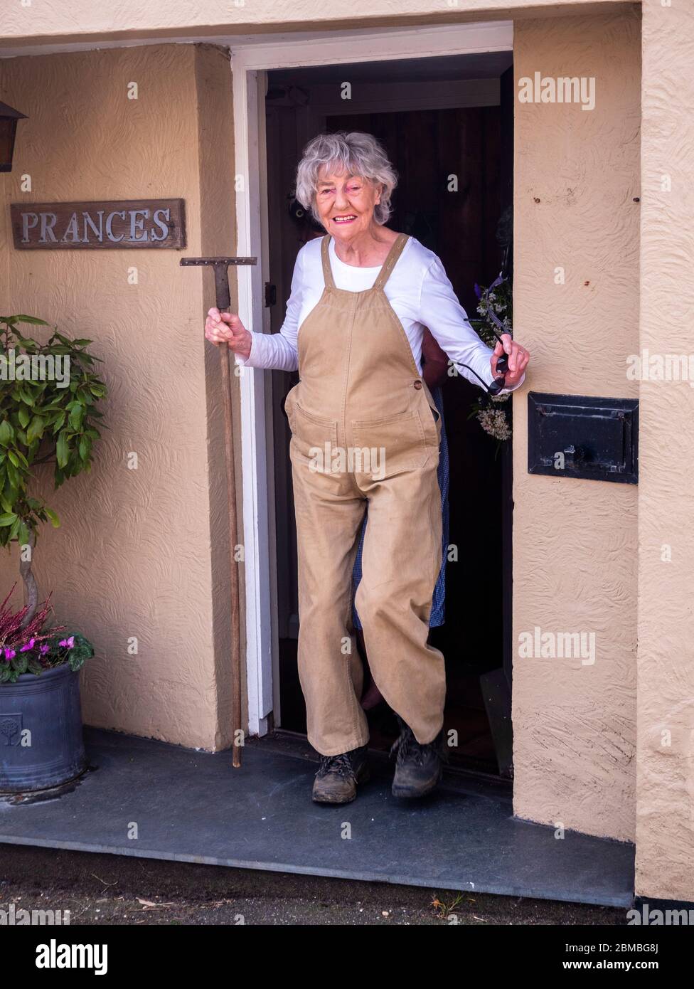 Mary Williams nee Jelly di 97 anni che ha servito nell'esercito di terra a Galling West Richmond North Yorkshire dove ha dovuto maneggiare il carrello del latte ed il cavallo indossa i suoi dungarees originali dell'edizione dell'esercito di terra. Foto Stock