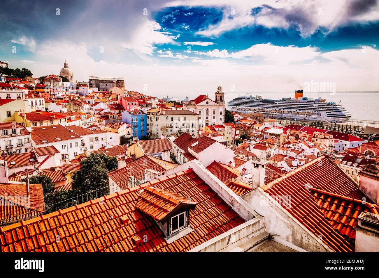 Il quartiere della città vecchia di Alfama visto dal punto di osservazione Miradouro das Portas do Sol a Lisbona, Portogallo Foto Stock