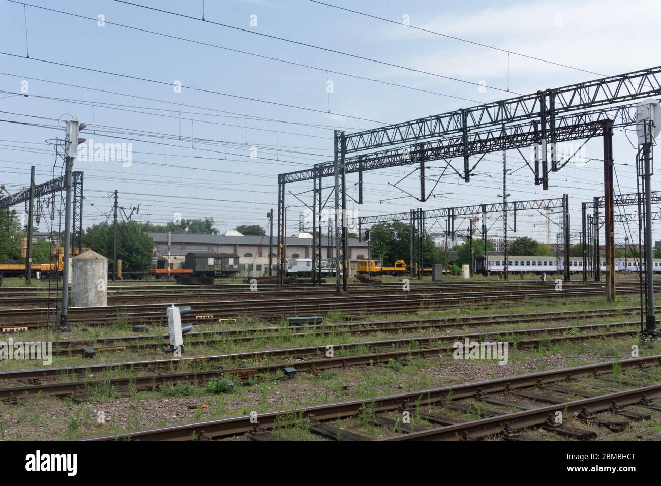 un ultimo parco e treni abbandonati su un paesaggio verde Foto Stock