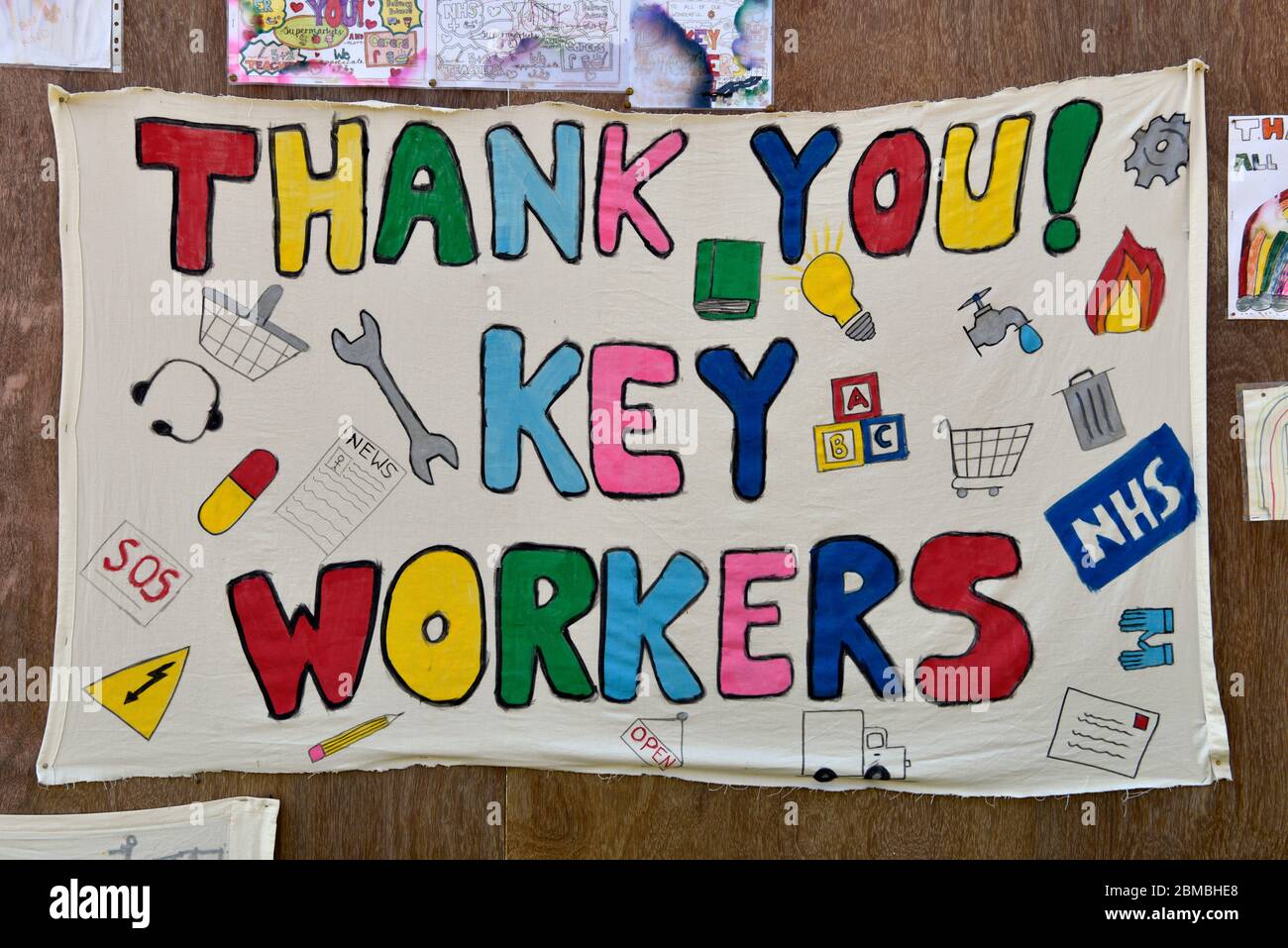 Messaggi di gratitudine a bordo per i principali lavoratori durante la pandemia di Coronavirus (COVID-19), Bordon, Hampshire, Regno Unito. Foto Stock