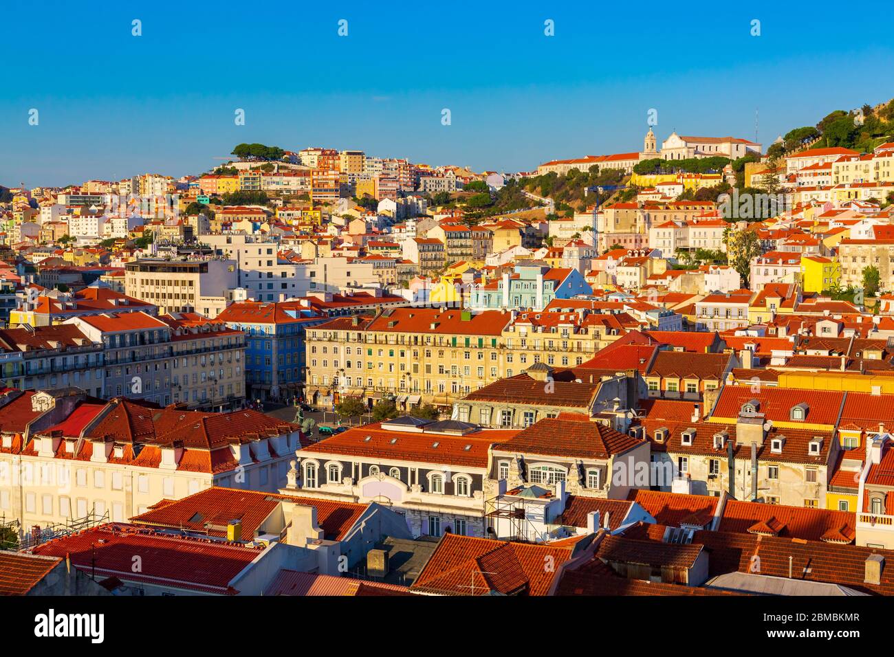 Panorama della città vecchia durante il tramonto visto dall'ascensore di Santa Justa a Lisbona, Portogallo Foto Stock