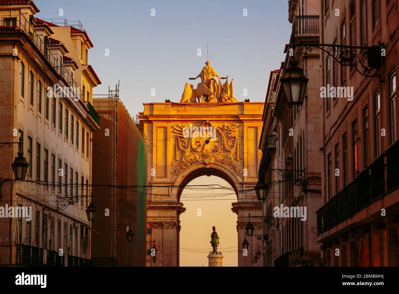 L'Arco di Rua Augusta visto da Rua Agusta strada nella città di Lisbona, Portogallo Foto Stock