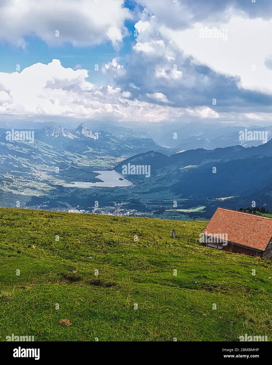 Serata idilliaca in Svizzera Alpi valle durante la giornata estiva soleggiato sulla cima della montagna con vista chiara sulla valle e la vetta rocciosa della montagna, Foto Stock