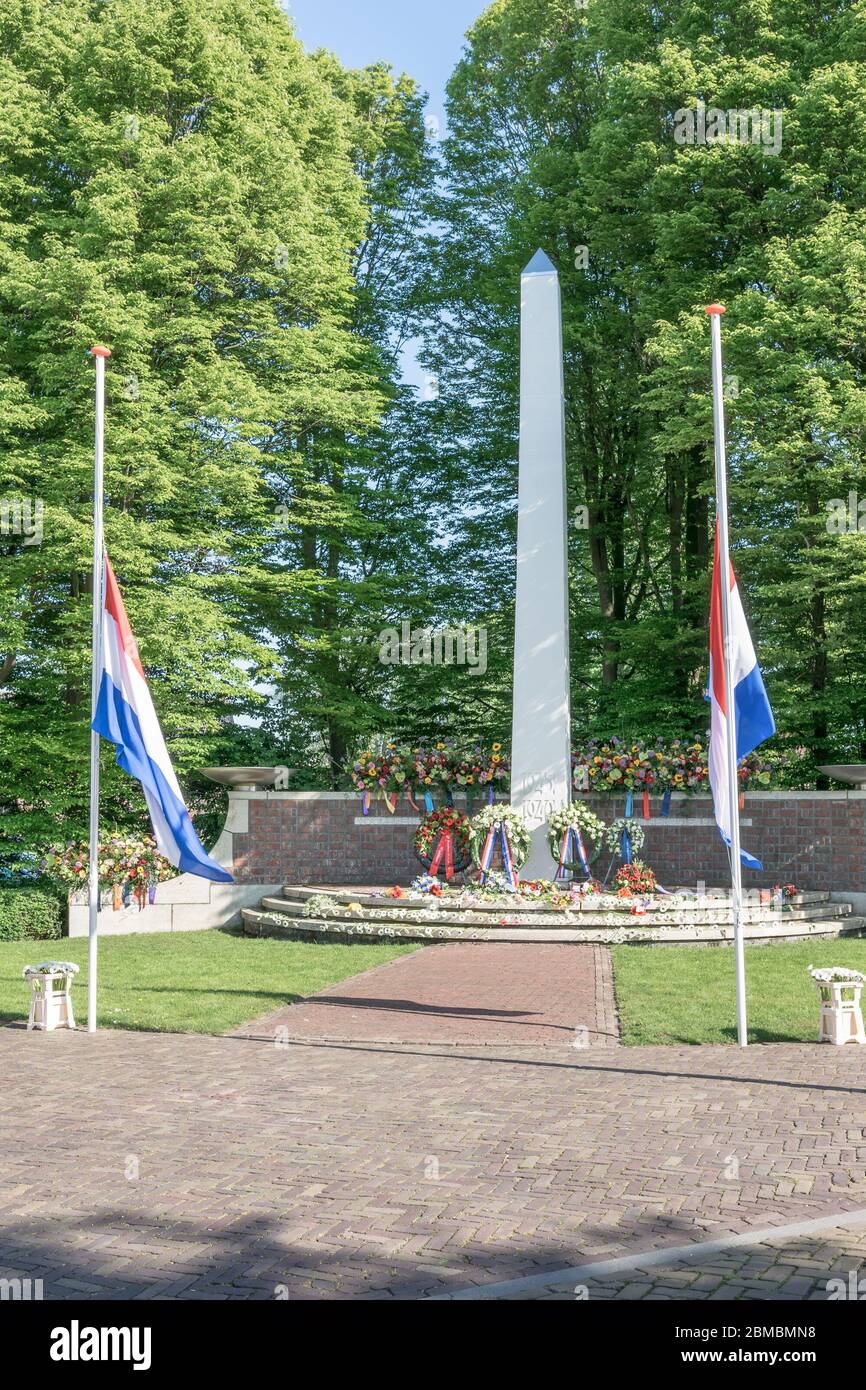 Giornata di ricordo delle vittime della seconda guerra mondiale. Fiori e corone sono stati posti al monumento e le bandiere sono a metà albero. Foto Stock