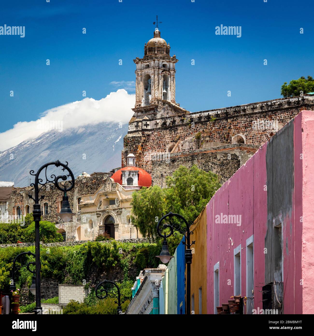 Ex convento de San Francisco visto dal centro di Atlixco, Puebla, Messico. Foto Stock