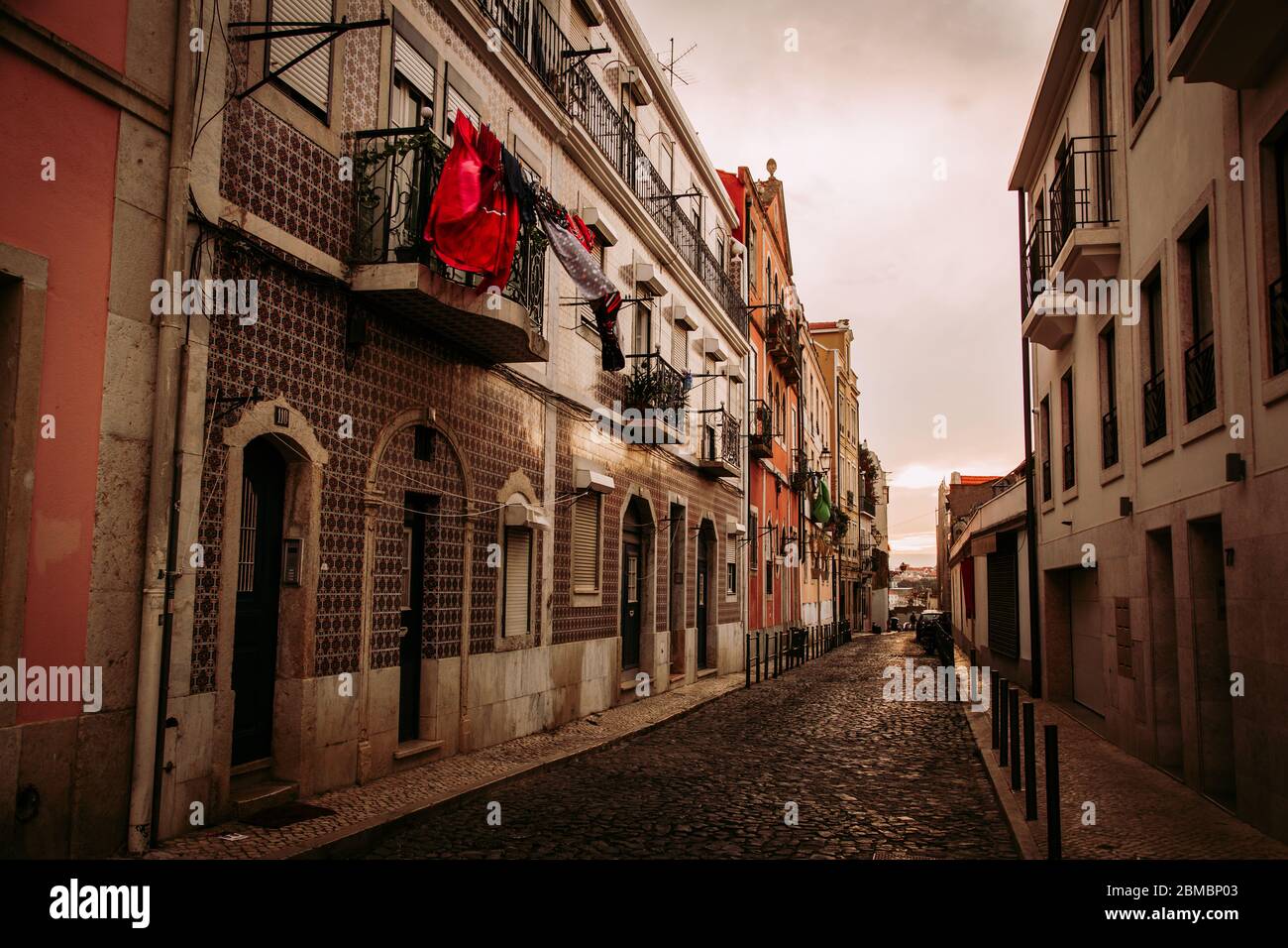 Alfama vecchia strada della città di Lisbona durante il tramonto, Portogallo Foto Stock