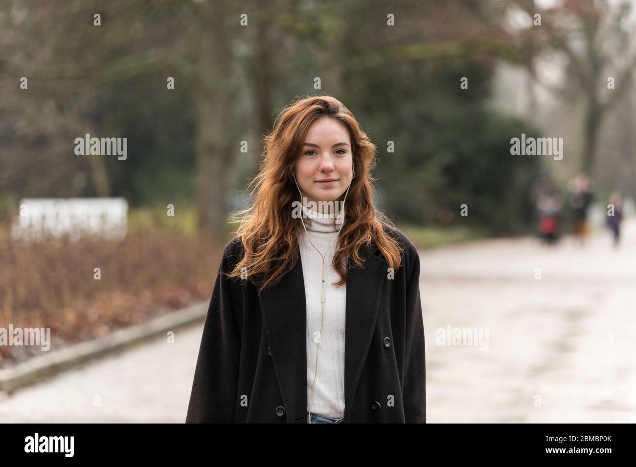 Giovane donna in posa su Park Road Foto Stock