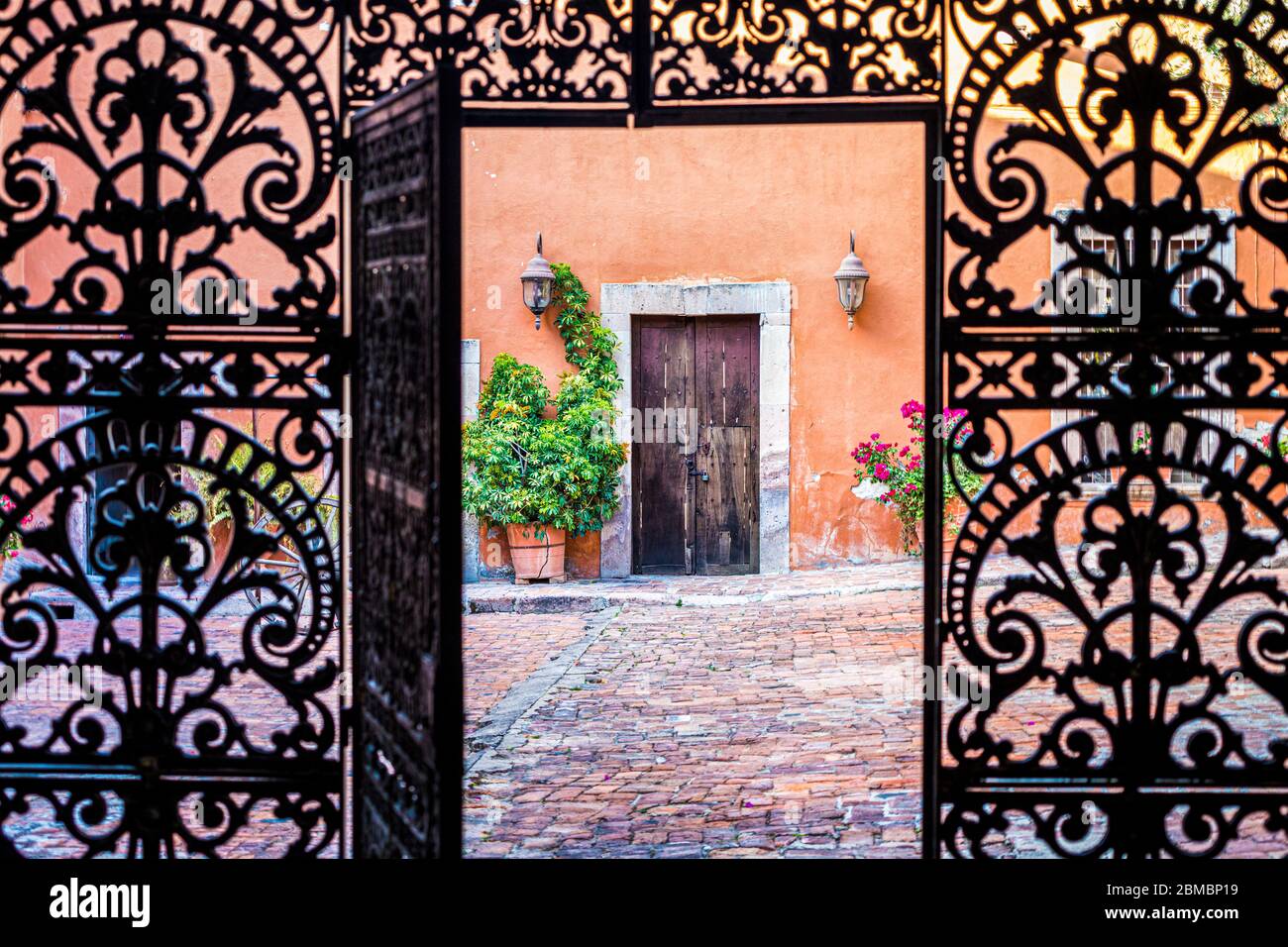 Vista attraverso una porta in ferro battuto a Hacienda la Cantera a Lagos de Moreno, Jalisco, Messico. Foto Stock
