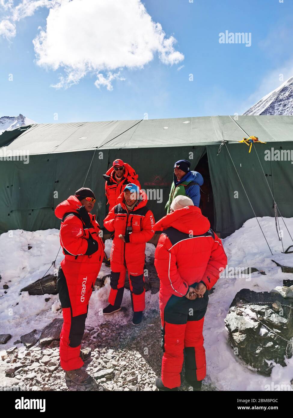 (200508) -- MONTE QOMOLANGMA BASE CAMP, 8 maggio 2020 (Xinhua) -- Guide montane si preparano a trasportare le forniture ad un campo ad un'altitudine di 7,028 metri, al campo avanzato del Monte Qomolangma nella regione autonoma del Tibet della Cina sudoccidentale, 8 maggio 2020. I topografi cinesi che miravano a rimisurare l'altezza del monte Qomolangma si riposarono e prepararono l'attrezzatura venerdì presso il campo di anticipo di un'altitudine di 6,500 metri, mentre le guide alpine si prepararono per trasportare le forniture ad un campo di 7,028 metri di altitudine. Credit: Xinhua/Alamy Live News Foto Stock