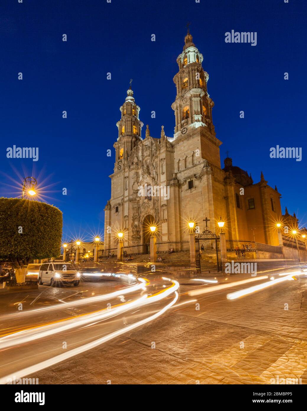 Crepuscolo vicino al tempio di Parroquia de la Asuncion a Lagos de Moreno, Jalisco, Messico. Foto Stock