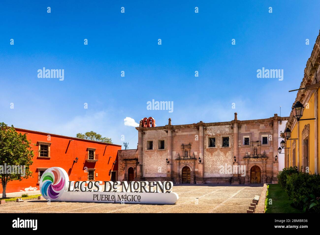 Rinconada Capuchinas con il segno della città nel Pueblo Magico di Lagos de Moreno, Jalisco, Messico. Foto Stock