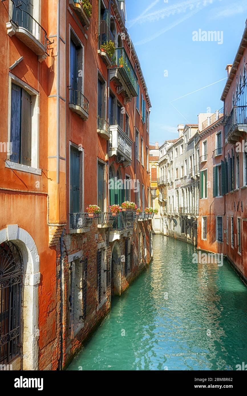 Tranquillo e soleggiato canale veneziano, Venezia, Italia Foto Stock