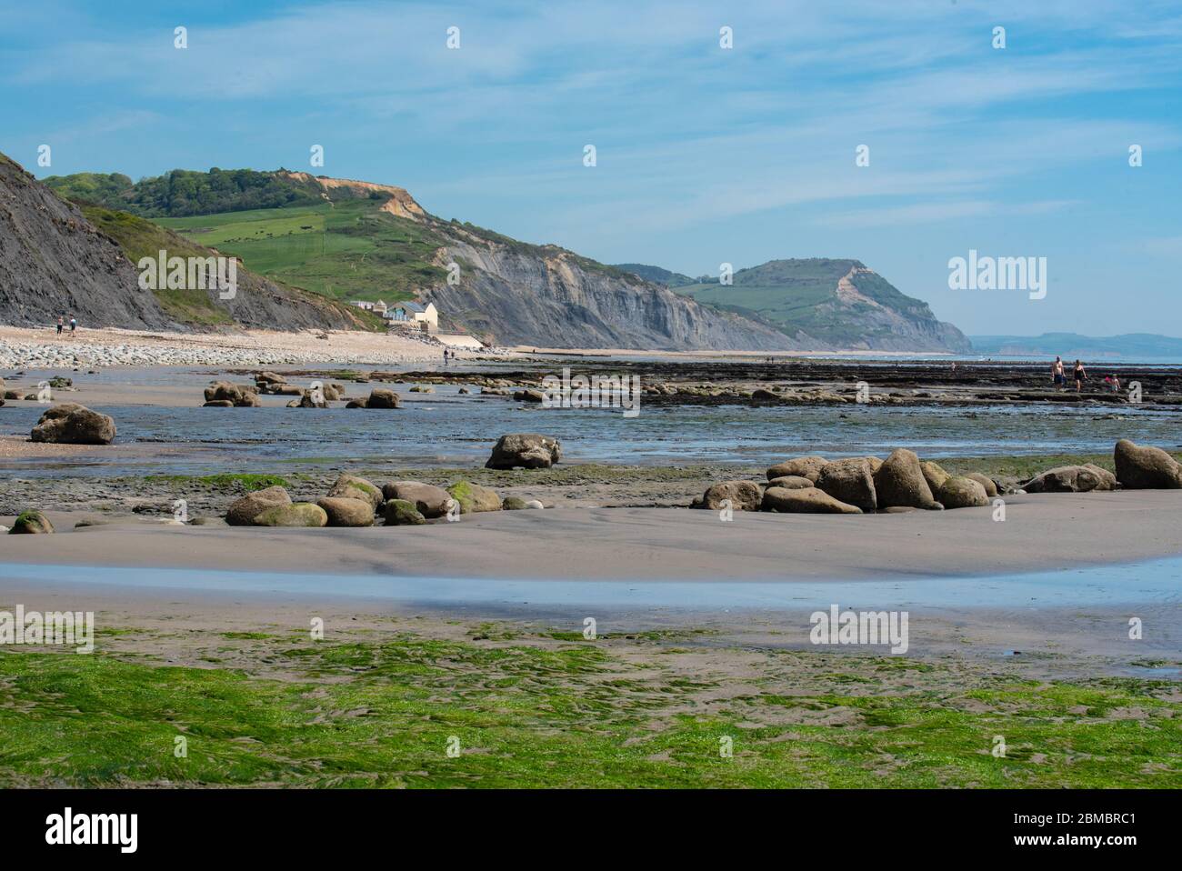 Charmouth Dorset, Regno Unito. 8 maggio 2020. UK Weather: Un pomeriggio caldo e soleggiato in riva al mare a Charmouth, West Dorset. Una spiaggia vuota con la Costa Jurassic e il cappello d'Oro sullo sfondo durante la pandemia di coronavirus. Credit: Celia McMahon/Alamy Live News Foto Stock