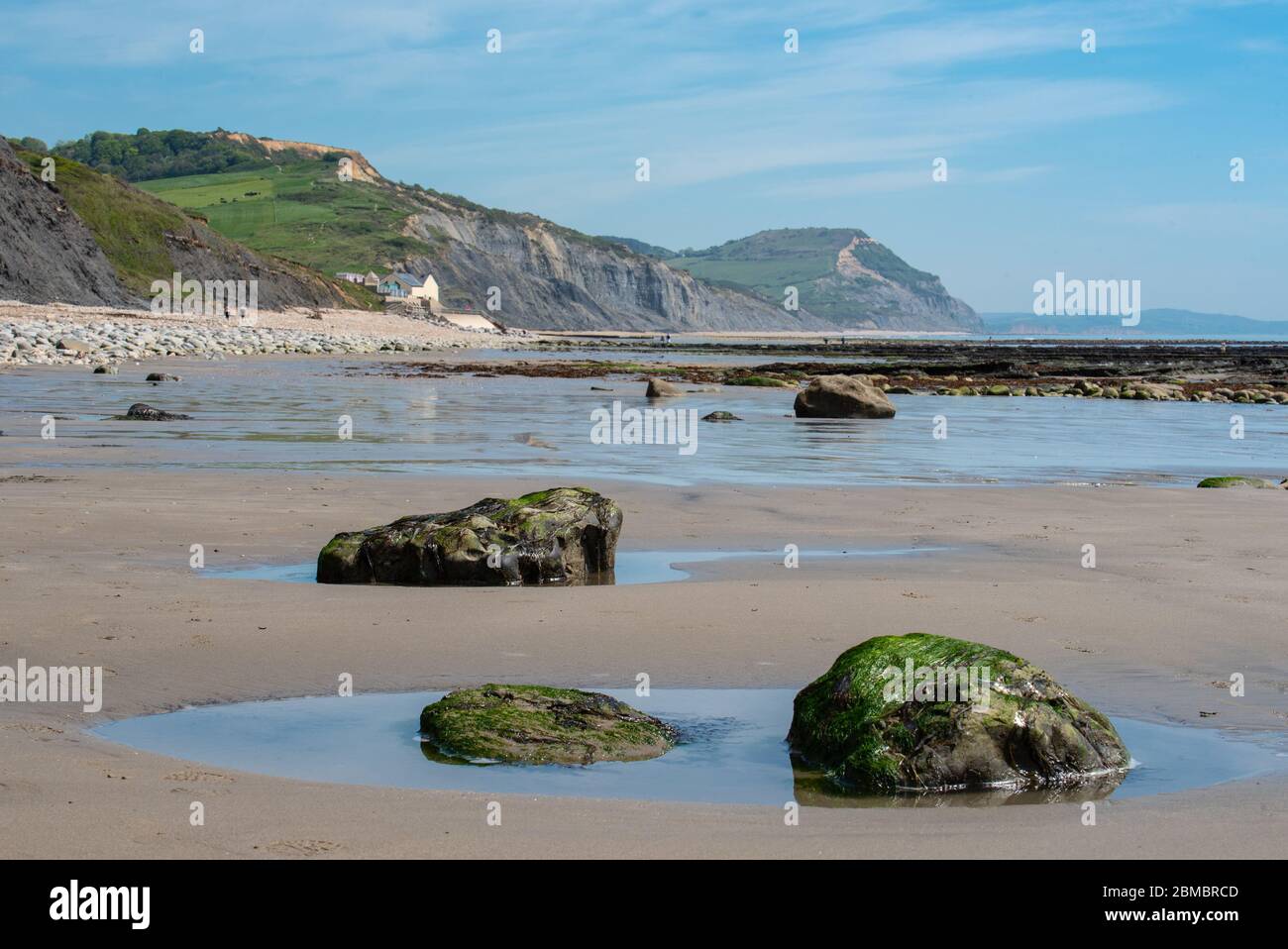 Charmouth Dorset, Regno Unito. 8 maggio 2020. UK Weather: Un pomeriggio caldo e soleggiato in riva al mare a Charmouth, West Dorset. Una spiaggia vuota con la Costa Jurassic e il cappello d'Oro sullo sfondo durante la pandemia di coronavirus. Credit: Celia McMahon/Alamy Live News Foto Stock