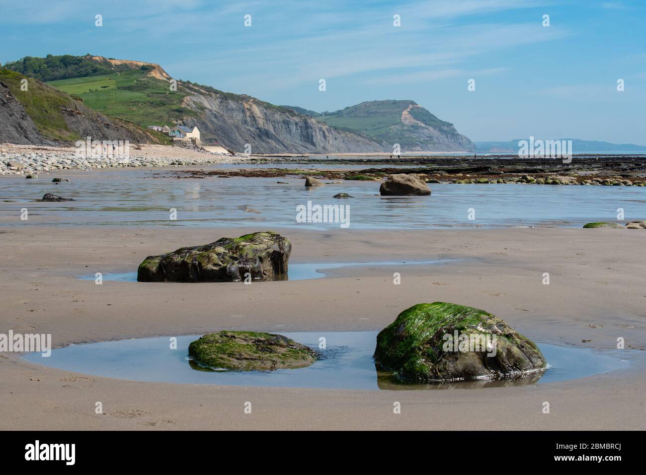 Charmouth Dorset, Regno Unito. 8 maggio 2020. UK Weather: Un pomeriggio caldo e soleggiato in riva al mare a Charmouth, West Dorset. Una spiaggia vuota con la Costa Jurassic e il cappello d'Oro sullo sfondo durante la pandemia di coronavirus. Credit: Celia McMahon/Alamy Live News Foto Stock
