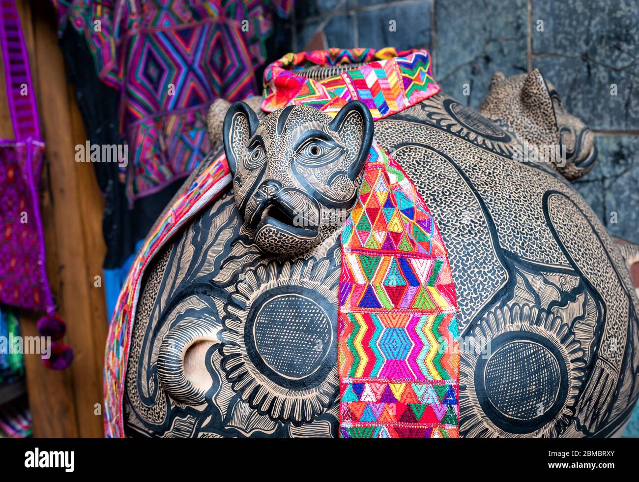 Giara jaguar in legno scolpito di Chiapas, Messico. Foto Stock