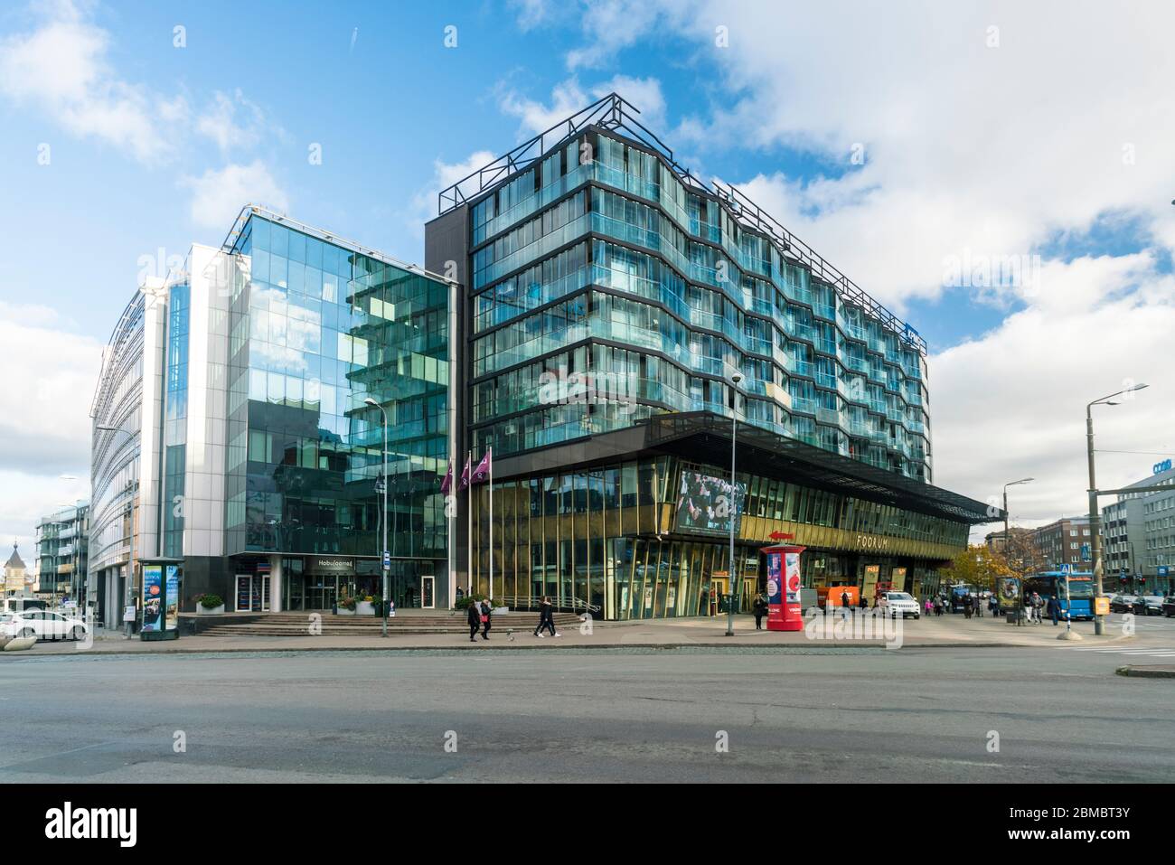 Centro commerciale Foorum, moderno edificio in vetro di Tallinn con colore blu cielo Foto Stock