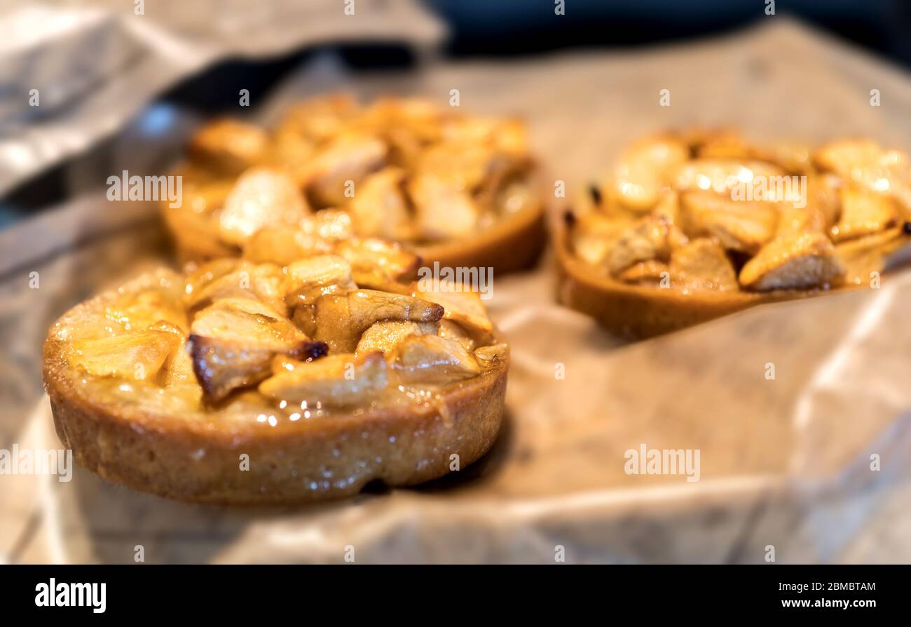 dolce pasticceria individuale torta di mele esposto in un negozio, torta da forno per una colazione appetitosa Foto Stock