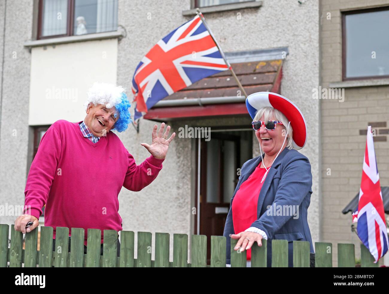 Bushmills, Irlanda del Nord 8 maggio 2020..Neighbours Jennifer Carson e William Campbell celebrano il VE Day nel loro Giardino a Bushmills.. PIC Steven McAuley/McAuley Multimedia Credit: Steven McAuley/Alamy Live News Foto Stock