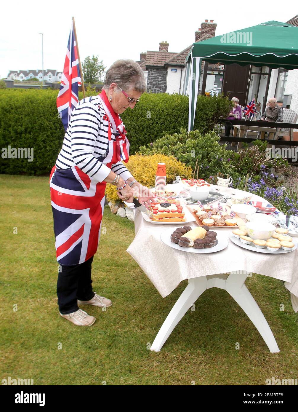 Bushmills, Irlanda del Nord 8 maggio 2020..Helen Heaney celebra la Giornata del Ve nel loro Giardino a Bushmills.. PIC Steven McAuley/McAuley Multimedia Credit: Steven McAuley/Alamy Live News Foto Stock