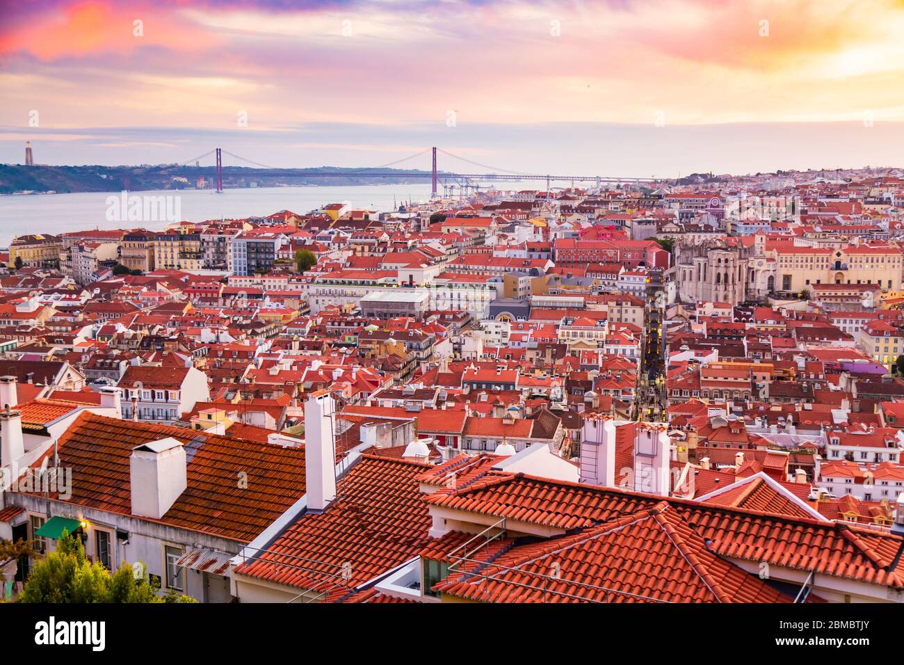 Bellissimo panorama della città vecchia e del quartiere Baixa a Lisbona durante il tramonto, visto dalla collina del Castello di Sao Jorge, Portogallo Foto Stock
