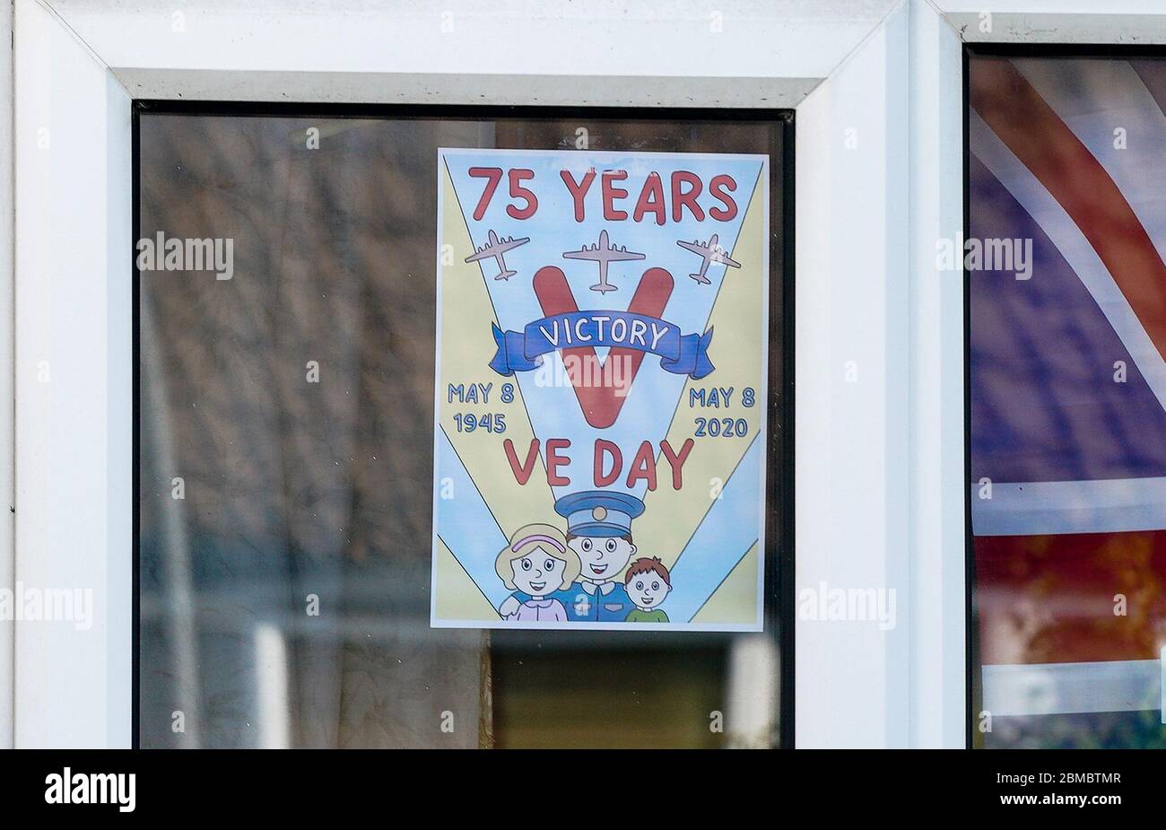 High Wycombe, Inghilterra. La gente vi decorano a casa con vari oggetti e banner per il 75 ° anniversario di (Vittoria in Europa) VE Day come la vita continua in Gran Bretagna sotto un blocco nazionale per rallentare la diffusione di COVID-19 in alta Wycombe il 8 maggio 2020. Foto di Andy Rowland. Credito: Prime Media Images/Alamy Live News Foto Stock