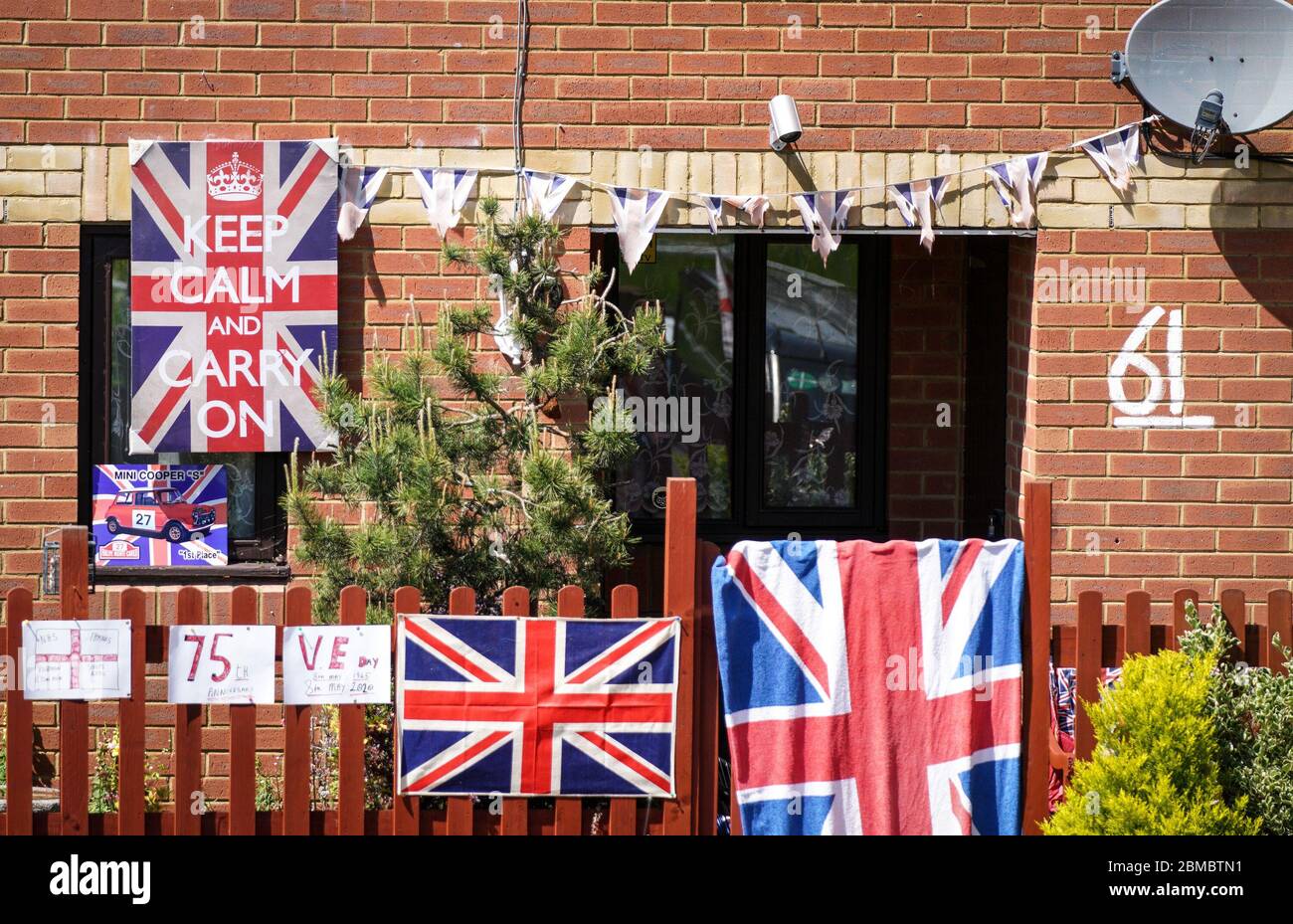 High Wycombe, Inghilterra. La gente vi decorano a casa con vari oggetti e banner per il 75 ° anniversario di (Vittoria in Europa) VE Day come la vita continua in Gran Bretagna sotto un blocco nazionale per rallentare la diffusione di COVID-19 in alta Wycombe il 8 maggio 2020. Foto di Andy Rowland. Credito: Prime Media Images/Alamy Live News Foto Stock