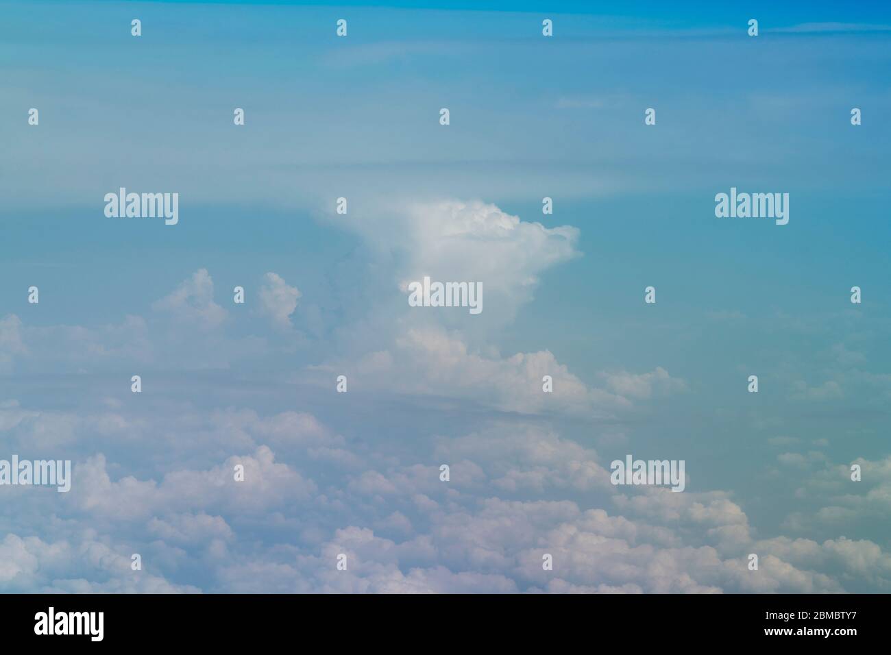 Nuvole nel cielo paesaggio aereo sopra l'italia Foto Stock