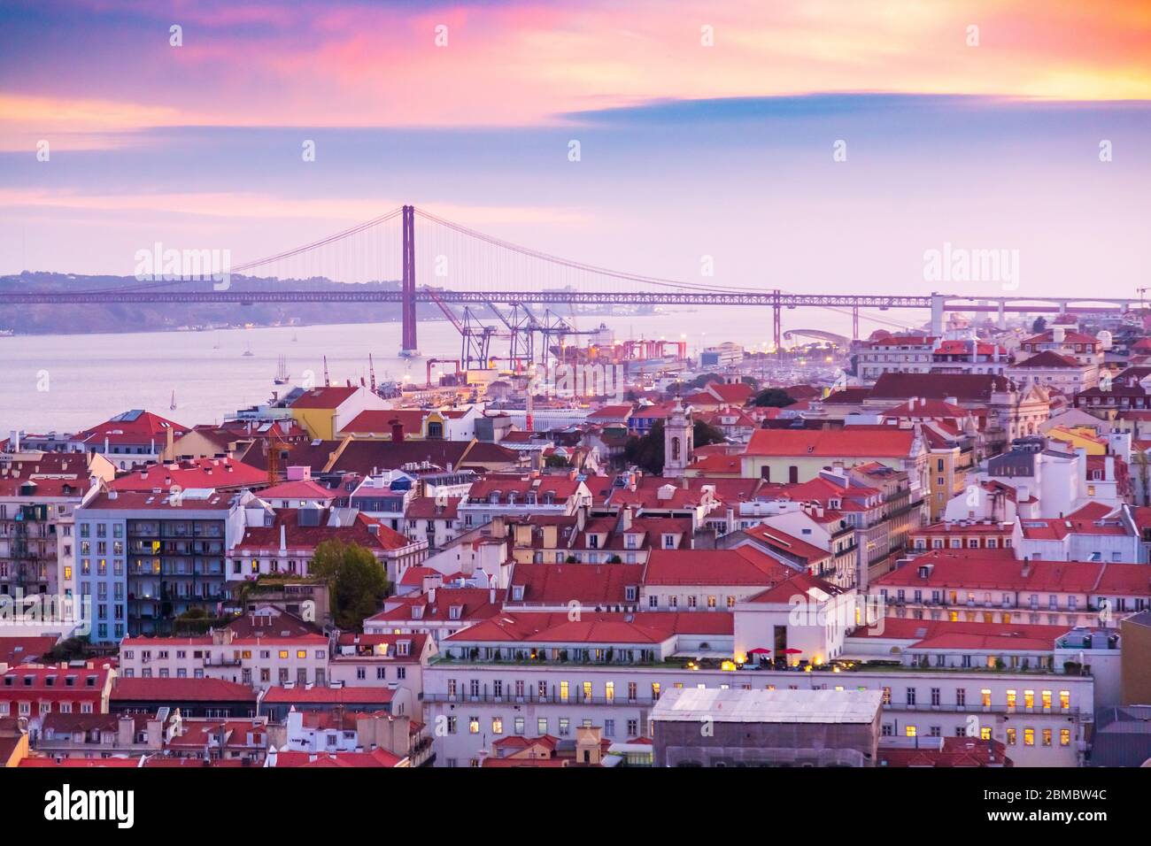 25 de Abril ponte durante il tramonto visto dal Castello di Sao Jorge nella città di Lisbona, Portogallo Foto Stock