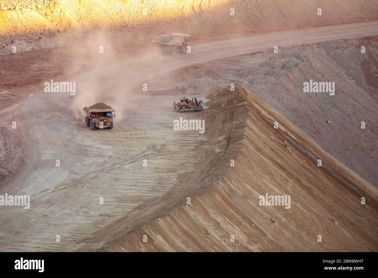 I dumper agitano la polvere trasportando lo sporco minerario Morenci, Arizona Foto Stock