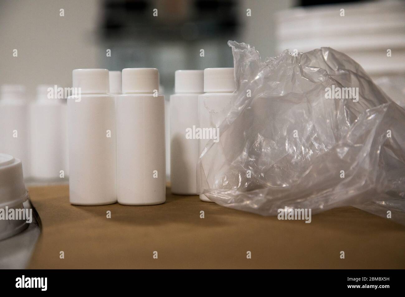 bottiglie di igienizzatore in fabbrica con materiale di confezionamento Foto Stock