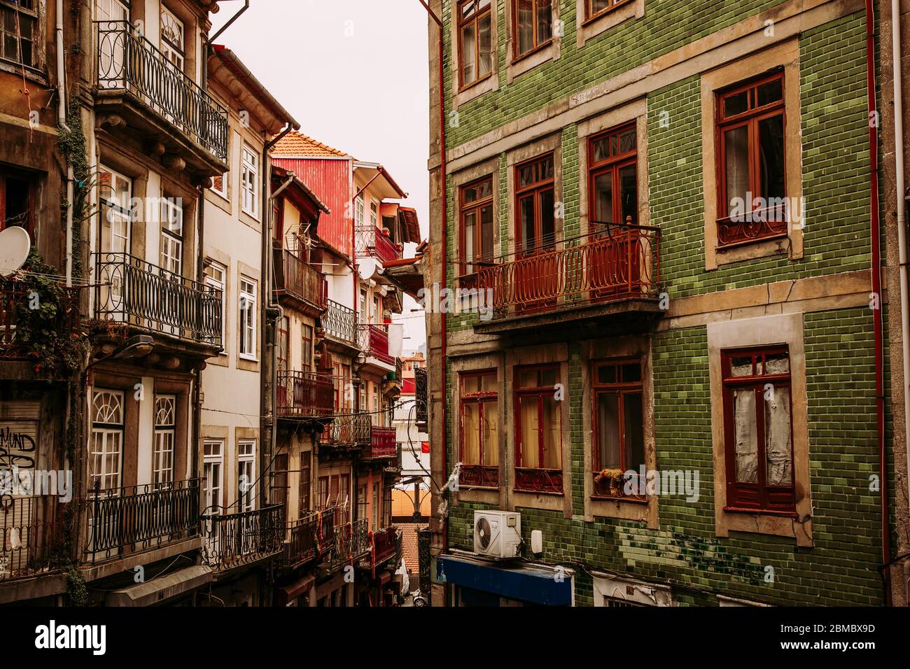 Tipiche case storiche della città vecchia con decorazioni azulejos a Porto, Portogallo Foto Stock