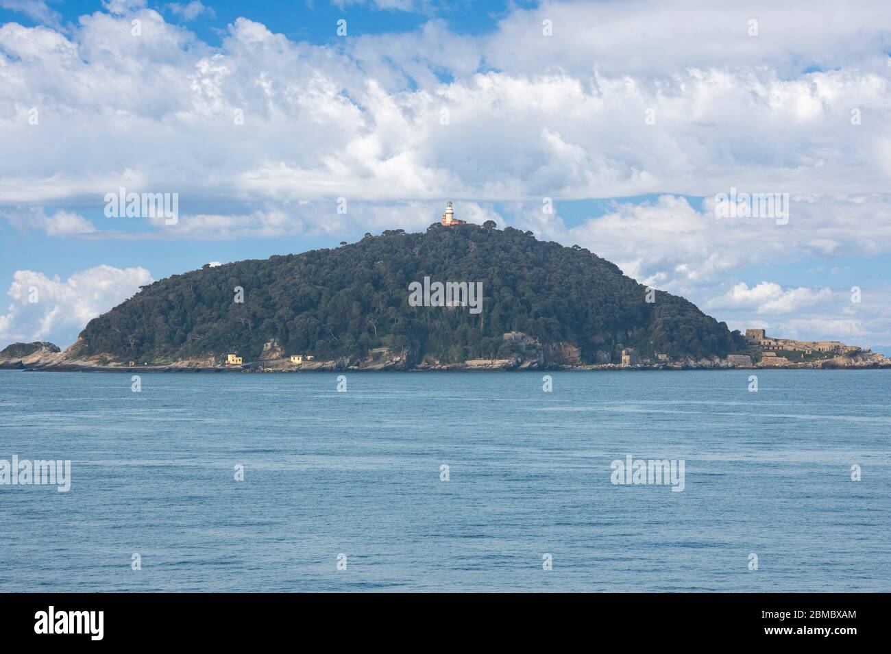 Vista del faro e dell'isola che si avvicina a Livorno, Italia Foto Stock